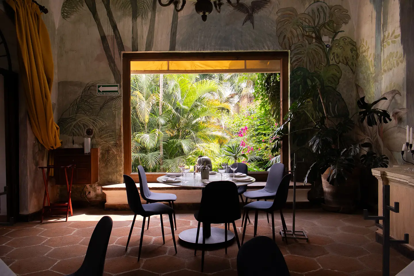 mesa-redonda-ventanal-jardin-mural
