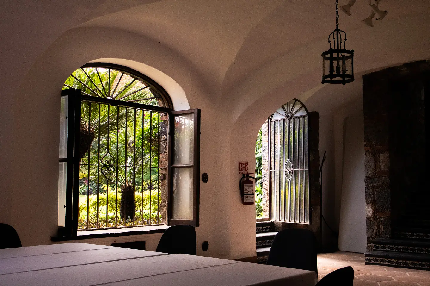 salon-boveda-ventanas-arco-jardin